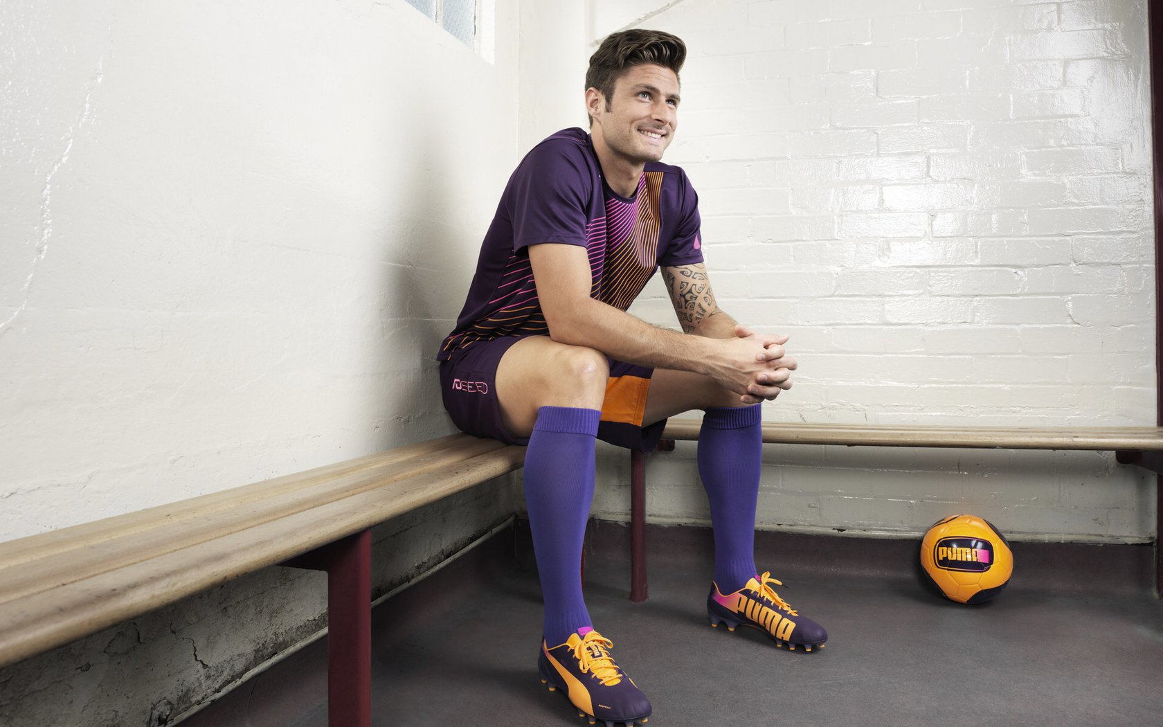 开云app下载-列队致敬，风范传承—内马尔赛前欢迎维尼修斯，足球场上的尊重与温情，列队致敬，风范传承——内马尔赛前欢迎维尼修斯